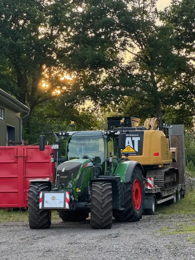 Schlepper mit Container bei Entsorgung und Materialtransport