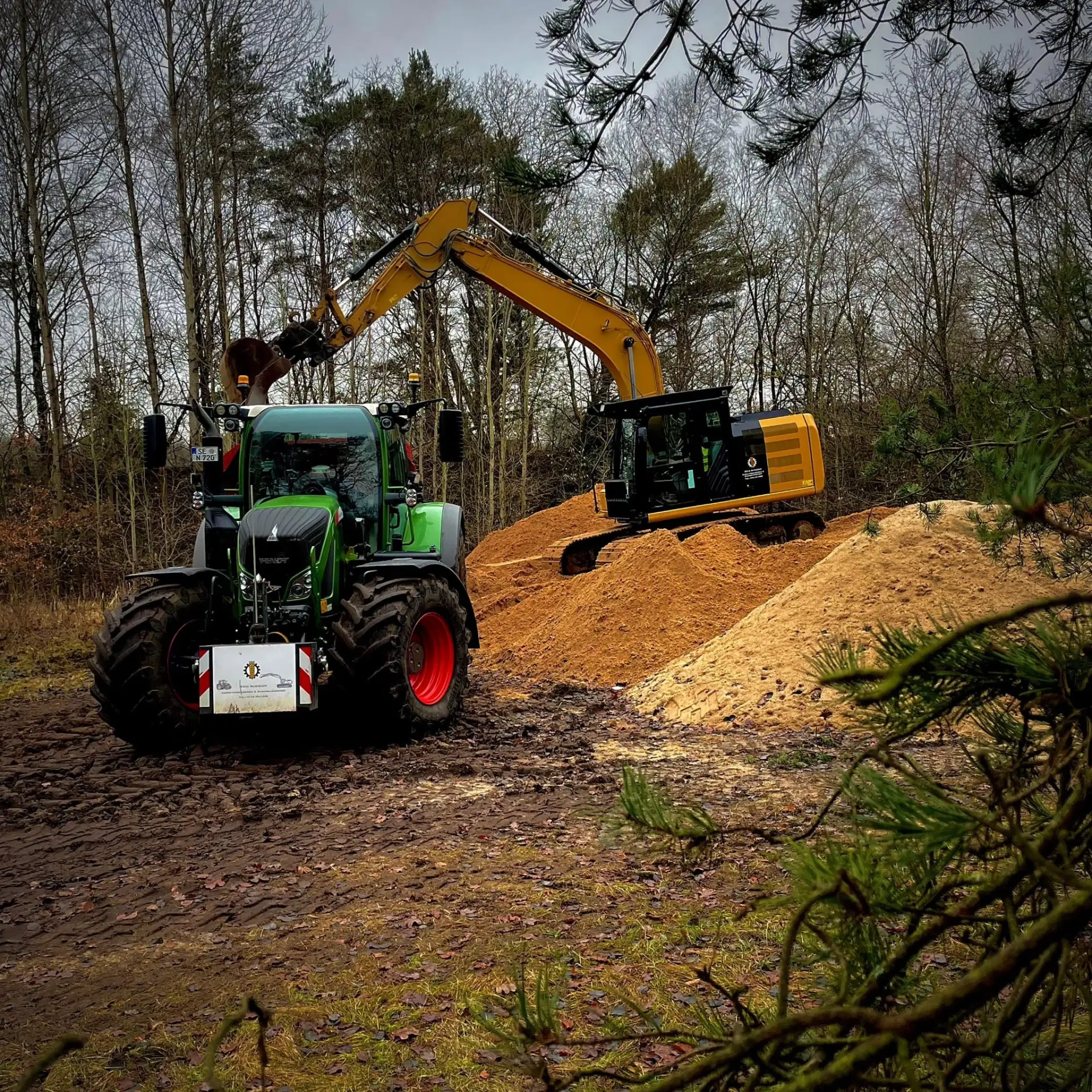 Bagger bei Erdarbeiten im Wald und Gelände