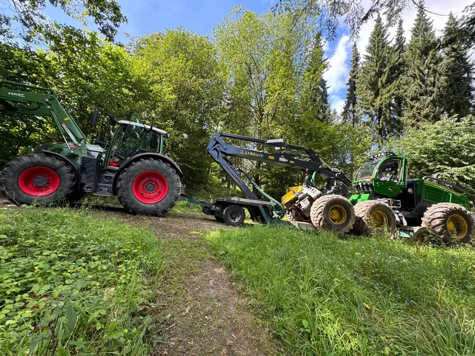 Schlepper mit Greifer bei Forst- und Landschaftsarbeiten