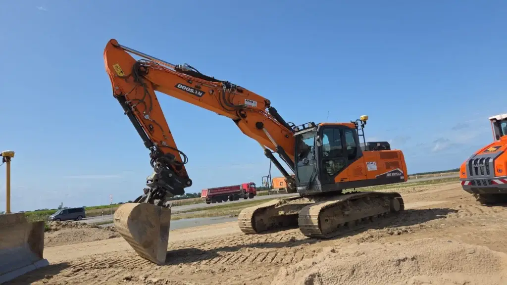Großer Hydraulikbagger im Einsatz auf Baustelle